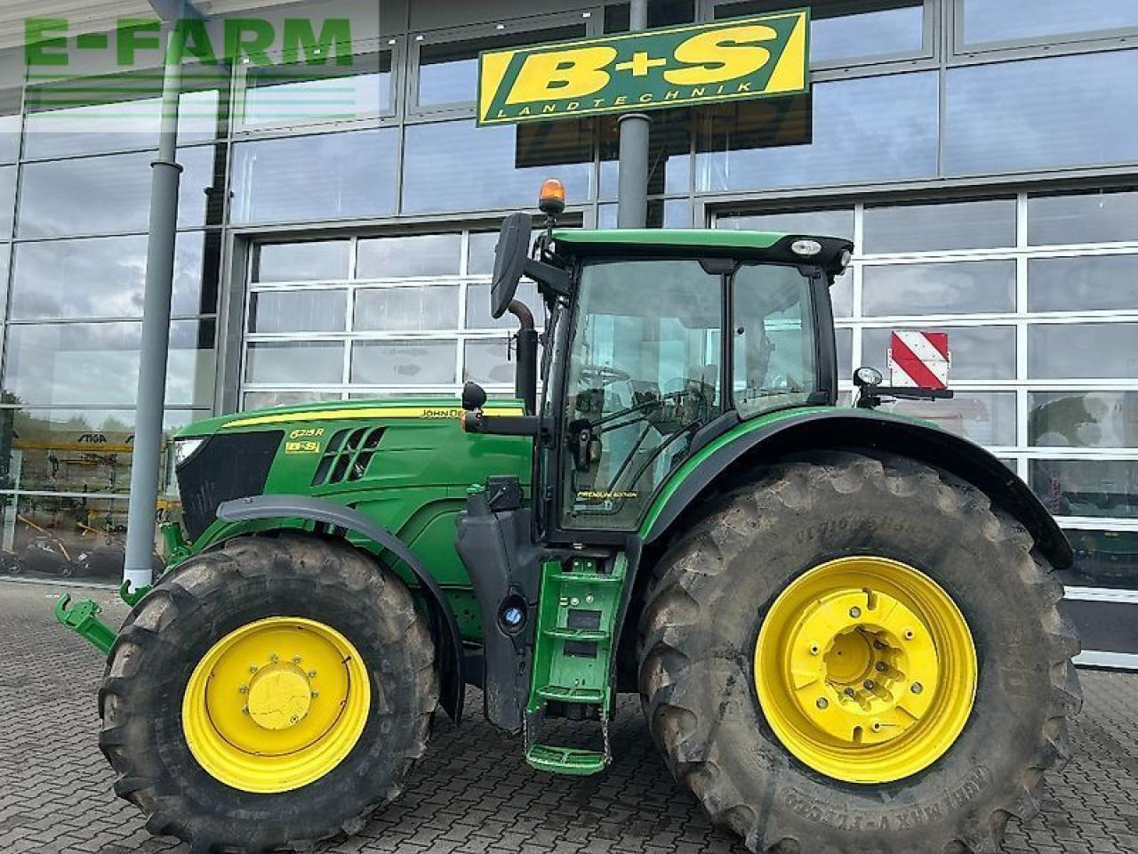 John Deere traktor 6215r - Traktor: obrázek 1 John Deere traktor 6215r - Traktor: obrázek 1