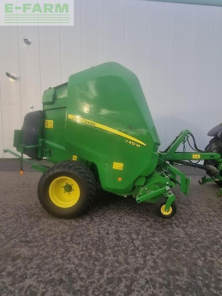 John Deere v451m - Lis na hranaté balíky: obrázek 1 John Deere v451m - Lis na hranaté balíky: obrázek 1