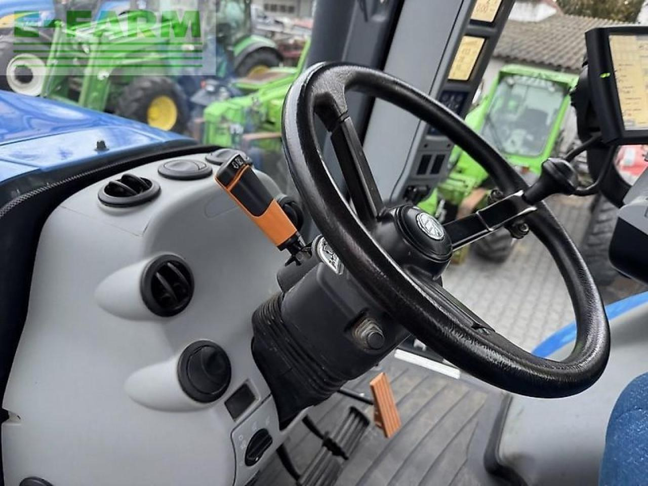 Traktor New Holland t8.330 ultra command: obrázek 12
