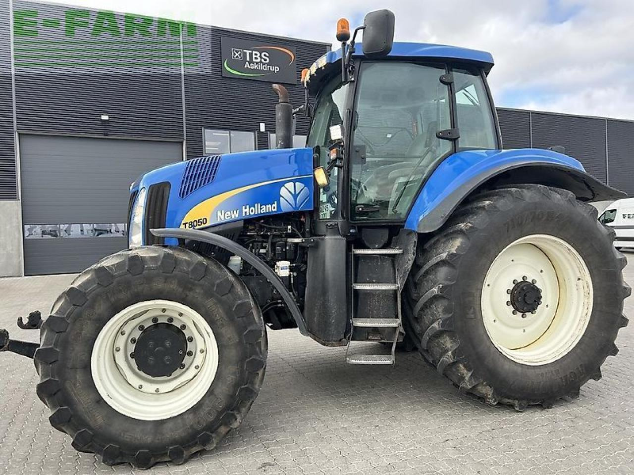New Holland t8050 - Traktor: obrázek 1 New Holland t8050 - Traktor: obrázek 1