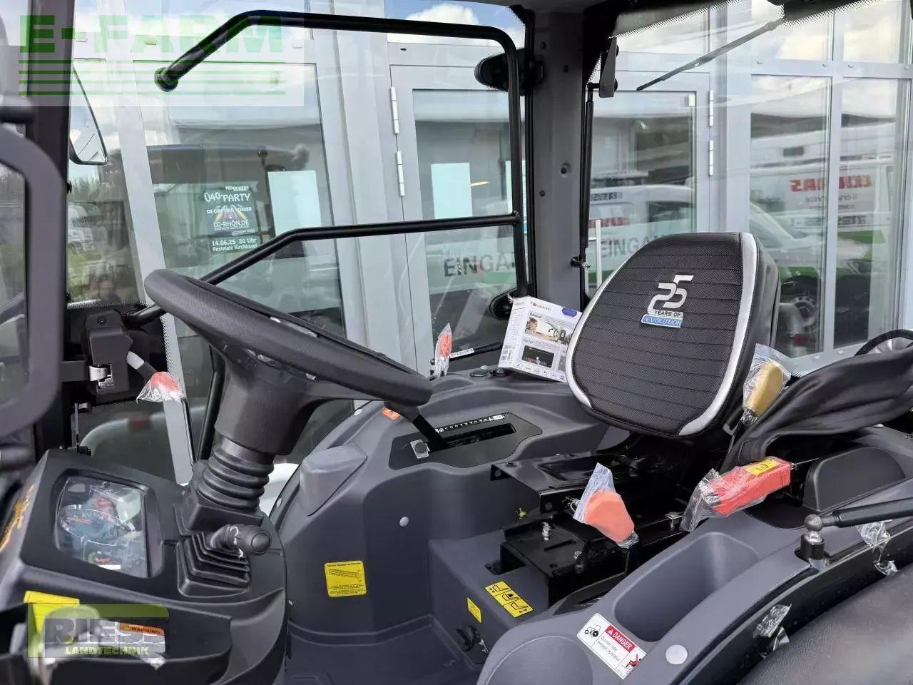 Solis 26 hst kabine panther (black) - Traktor: obrázek 4 Solis 26 hst kabine panther (black) - Traktor: obrázek 4