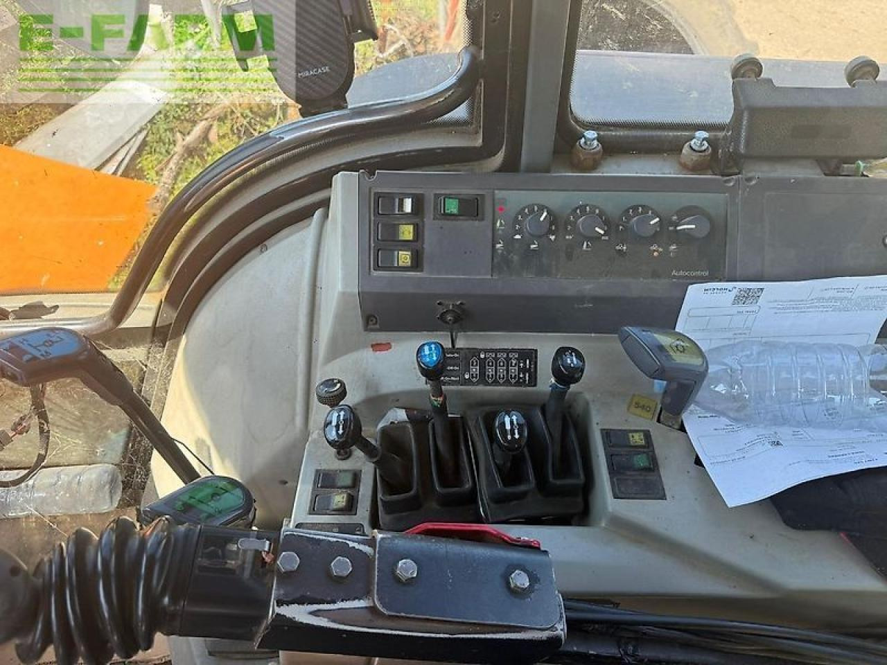Valtra 8150 - Traktor: obrázek 3 Valtra 8150 - Traktor: obrázek 3