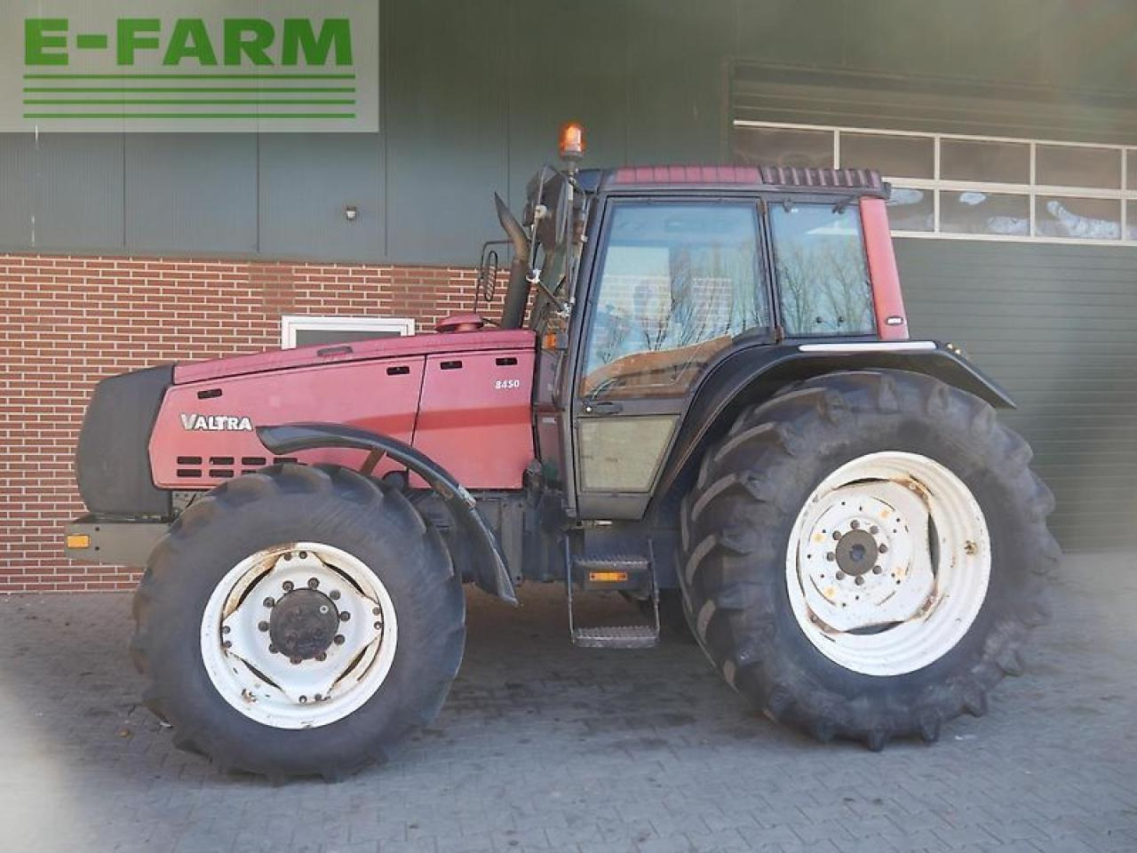 Valtra 8450 - Traktor: obrázek 5 Valtra 8450 - Traktor: obrázek 5