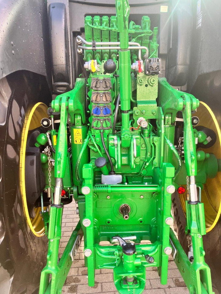 John Deere 6R 175 - Traktor: obrázek 4 John Deere 6R 175 - Traktor: obrázek 4