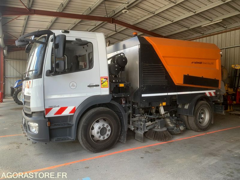 BALAYEUSE COMPOSÉE D'UN PORTEUR MERCEDES ET D'UN SYSTÈME DE BALAYAGE SCHMIDT - Zametací vůz: obrázek 1 BALAYEUSE COMPOSÉE D'UN PORTEUR MERCEDES ET D'UN SYSTÈME DE BALAYAGE SCHMIDT - Zametací vůz: obrázek 1