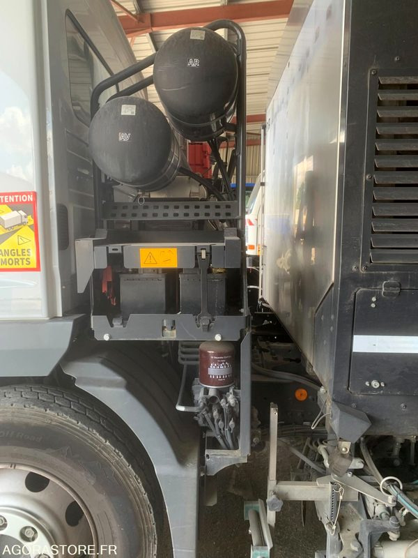 BALAYEUSE COMPOSÉE D'UN PORTEUR MERCEDES ET D'UN SYSTÈME DE BALAYAGE SCHMIDT - Zametací vůz: obrázek 2 BALAYEUSE COMPOSÉE D'UN PORTEUR MERCEDES ET D'UN SYSTÈME DE BALAYAGE SCHMIDT - Zametací vůz: obrázek 2