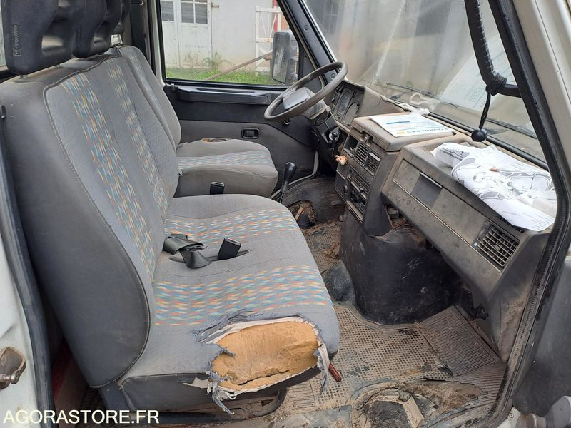 CAMIONNETTTE PLATEAU IVECO DAILY Pompadour (19) ne démarre pas - NON ROULANT - Dodávka sklápěč: obrázek 1 CAMIONNETTTE PLATEAU IVECO DAILY Pompadour (19) ne démarre pas - NON ROULANT - Dodávka sklápěč: obrázek 1