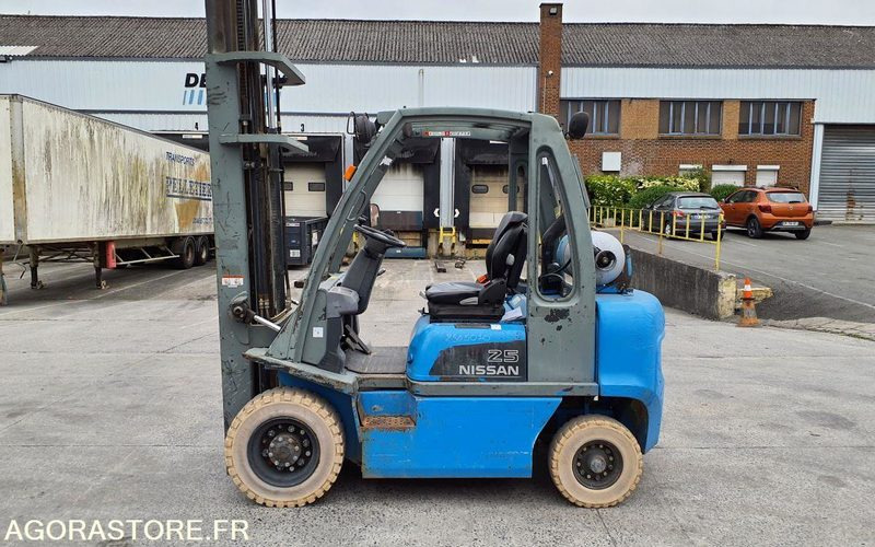 Chariot élévateur frontal GAZ Nissan 2827 heures Triplex UD02A25PQ - 3F550 - Plynový vysokozdvižný vozík: obrázek 1 Chariot élévateur frontal GAZ Nissan 2827 heures Triplex UD02A25PQ - 3F550 - Plynový vysokozdvižný vozík: obrázek 1