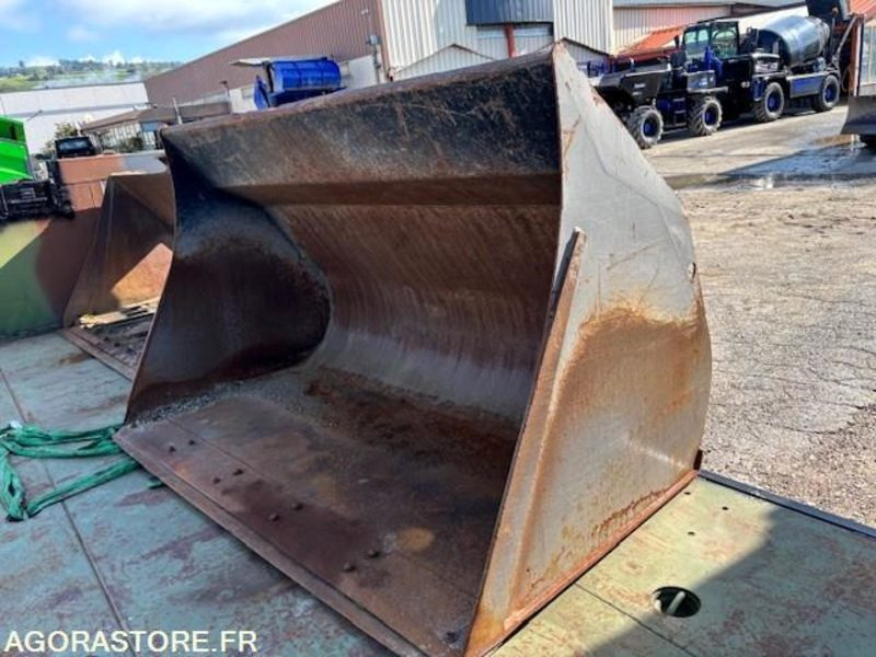 GODET DE CHARGEUR 2800 LITRES EN ATTACHE TYPE VOLVO - Nakládací lžíce: obrázek 1 GODET DE CHARGEUR 2800 LITRES EN ATTACHE TYPE VOLVO - Nakládací lžíce: obrázek 1