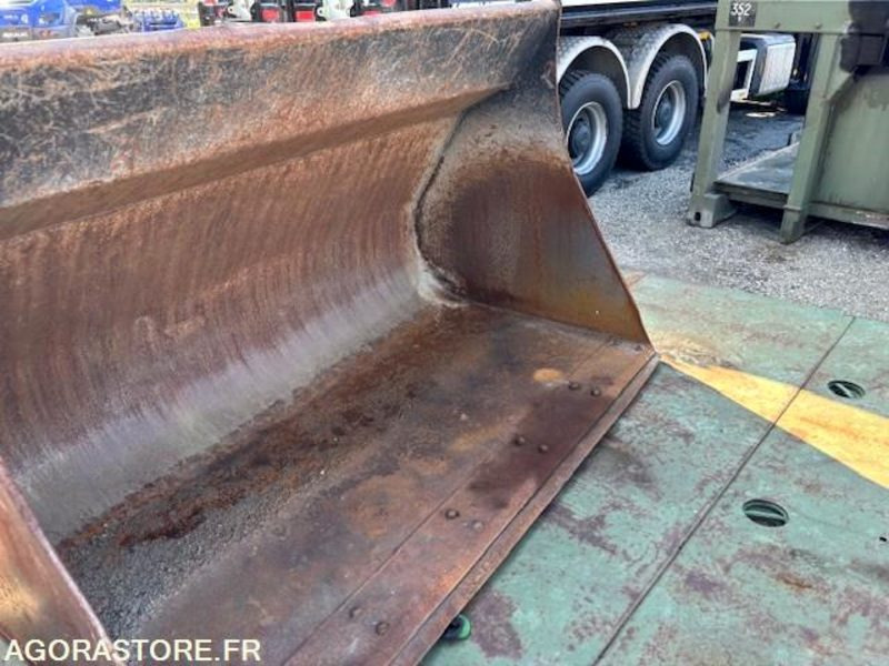 GODET DE CHARGEUR 2800 LITRES EN ATTACHE TYPE VOLVO - Nakládací lžíce: obrázek 2 GODET DE CHARGEUR 2800 LITRES EN ATTACHE TYPE VOLVO - Nakládací lžíce: obrázek 2