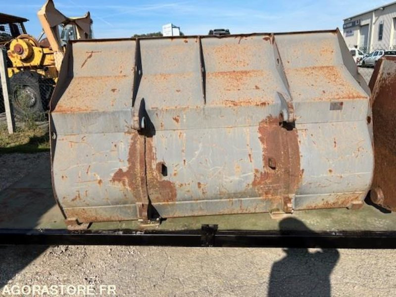 GODET DE CHARGEUR 2800 LITRES EN ATTACHE TYPE VOLVO - Nakládací lžíce: obrázek 4 GODET DE CHARGEUR 2800 LITRES EN ATTACHE TYPE VOLVO - Nakládací lžíce: obrázek 4