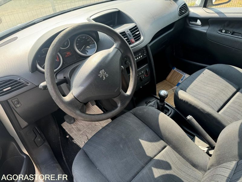 PEUGEOT 207 1.4 HDI STE - Osobní auto: obrázek 4 PEUGEOT 207 1.4 HDI STE - Osobní auto: obrázek 4