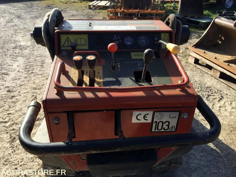PORTE OUTILS à chenilles DITCH WITCH SK500 - Nakladač: obrázek 4 PORTE OUTILS à chenilles DITCH WITCH SK500 - Nakladač: obrázek 4