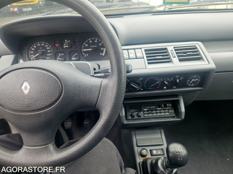 RENAULT CLIO 1996 - Osobní auto: obrázek 3 RENAULT CLIO 1996 - Osobní auto: obrázek 3