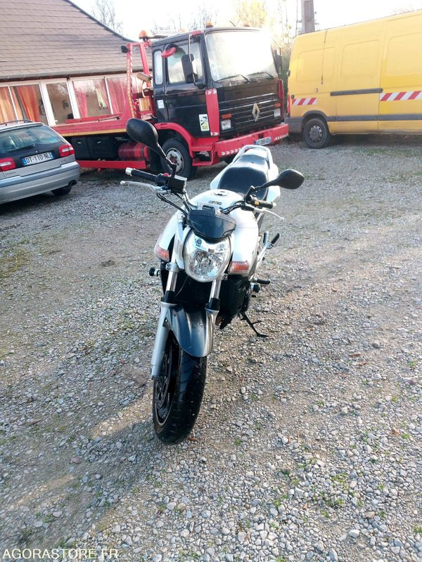 Suzuki GSR600 - Motocykl: obrázek 3 Suzuki GSR600 - Motocykl: obrázek 3