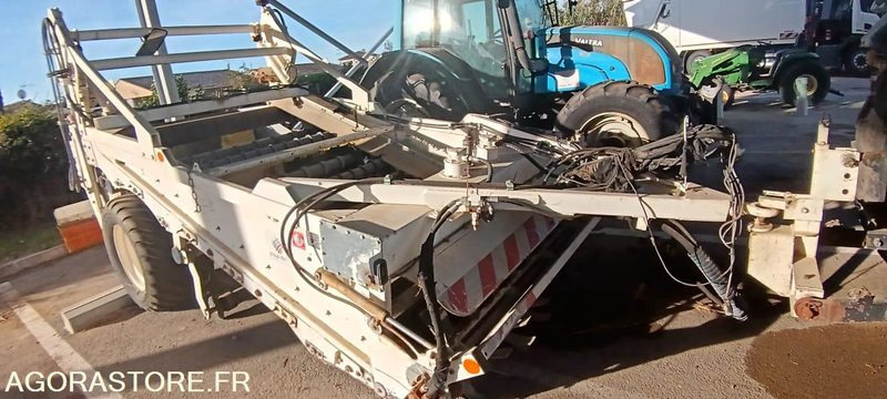 Traktor TRACTEUR VALTRA N101H CH-668EQ + CRIBLEUSE CANICAS T230H T141 6334H AM 2007: obrázek 6 Traktor TRACTEUR VALTRA N101H CH-668EQ + CRIBLEUSE CANICAS T230H T141 6334H AM 2007: obrázek 6