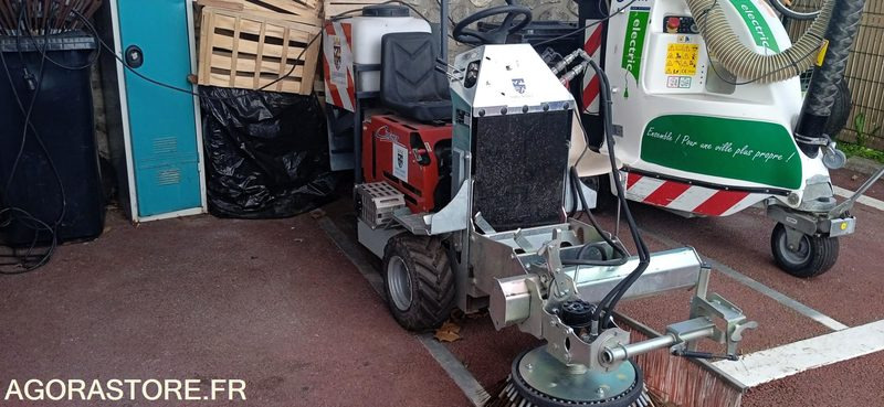 Balayeuse désherbeuse deneigeuse COCHET type GECKO automotrice 27 heures 2021 - Zametací vůz: obrázek 1 Balayeuse désherbeuse deneigeuse COCHET type GECKO automotrice 27 heures 2021 - Zametací vůz: obrázek 1