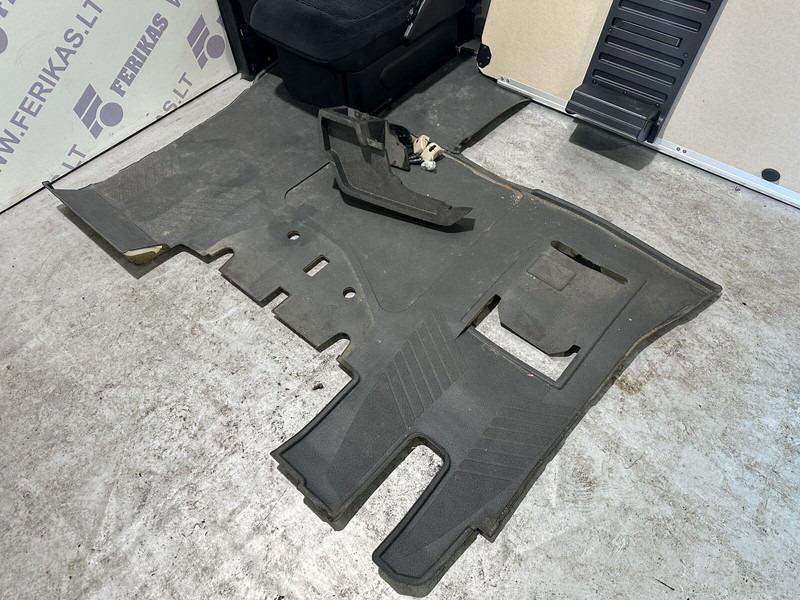 Mercedes-Benz passenger seat with lower bunk and table - Sedaček pro Nákladní auto: obrázek 2 Mercedes-Benz passenger seat with lower bunk and table - Sedaček pro Nákladní auto: obrázek 2