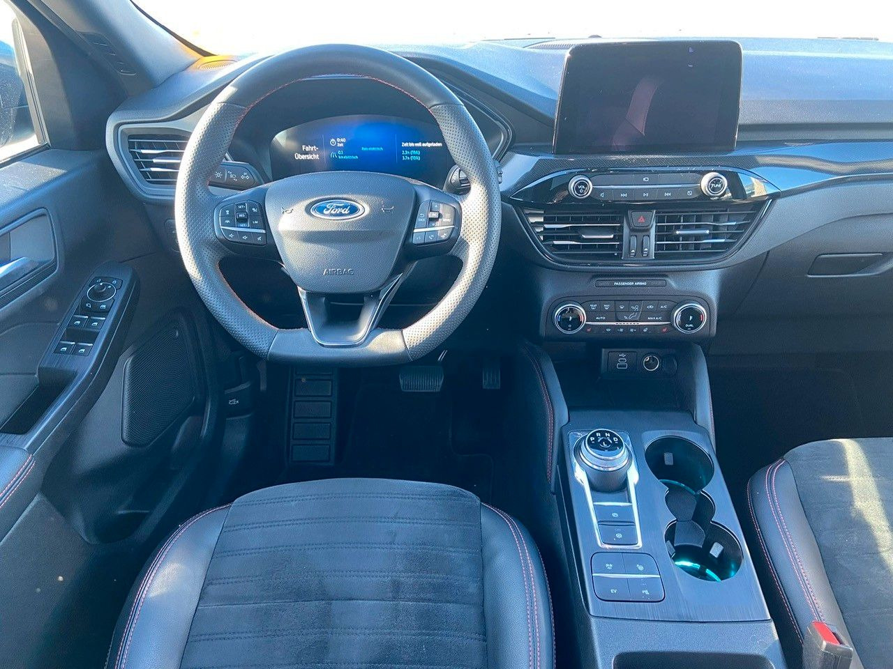 Ford Kuga Plug-In Hybrid ST-Line X - SUV: obrázek 2 Ford Kuga Plug-In Hybrid ST-Line X - SUV: obrázek 2