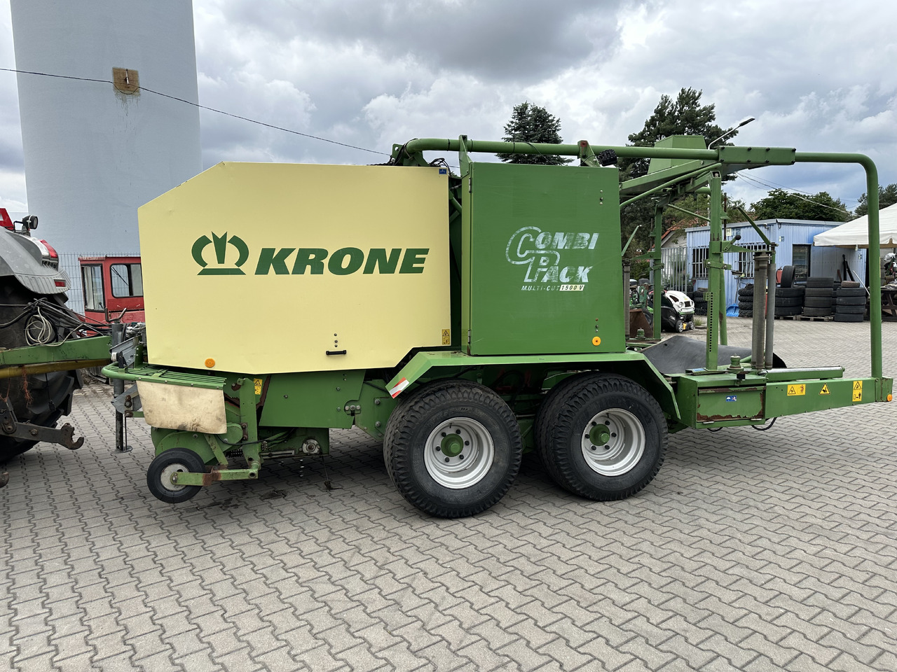 Krone COMBI PACK 1500 V MC - Lis na válcové balíky: obrázek 3 Krone COMBI PACK 1500 V MC - Lis na válcové balíky: obrázek 3