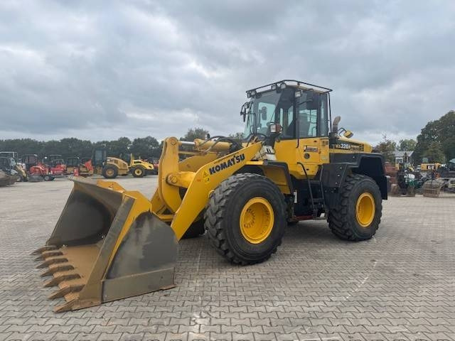 Komatsu WA 320 - Kolový nakladač: obrázek 1 Komatsu WA 320 - Kolový nakladač: obrázek 1