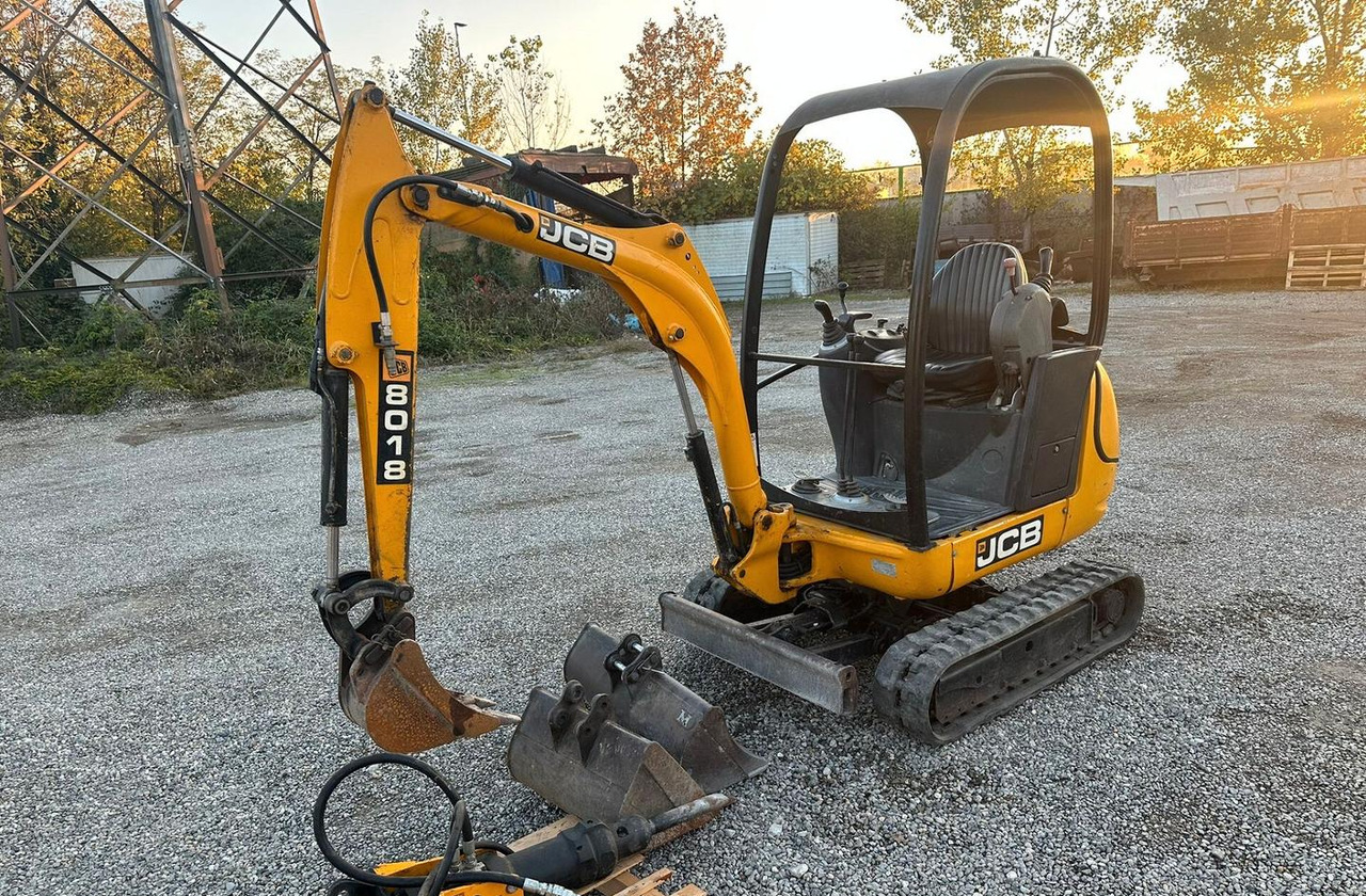Mini escavatore Jcb 18 quintali - Mini rýpadlo: obrázek 2 Mini escavatore Jcb 18 quintali - Mini rýpadlo: obrázek 2