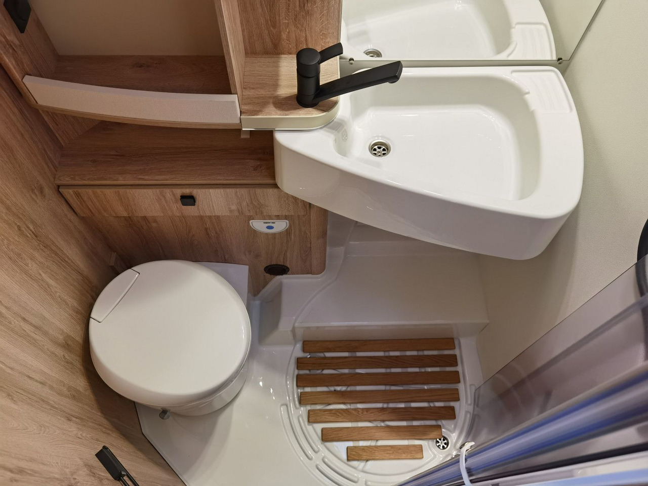 Polointegrovaný obytný vůz Eura Mobil PROFILA RS 695 EB /-2026-/ HUBBETT& EINZELBETTEN: obrázek 22 Polointegrovaný obytný vůz Eura Mobil PROFILA RS 695 EB /-2026-/ HUBBETT& EINZELBETTEN: obrázek 22