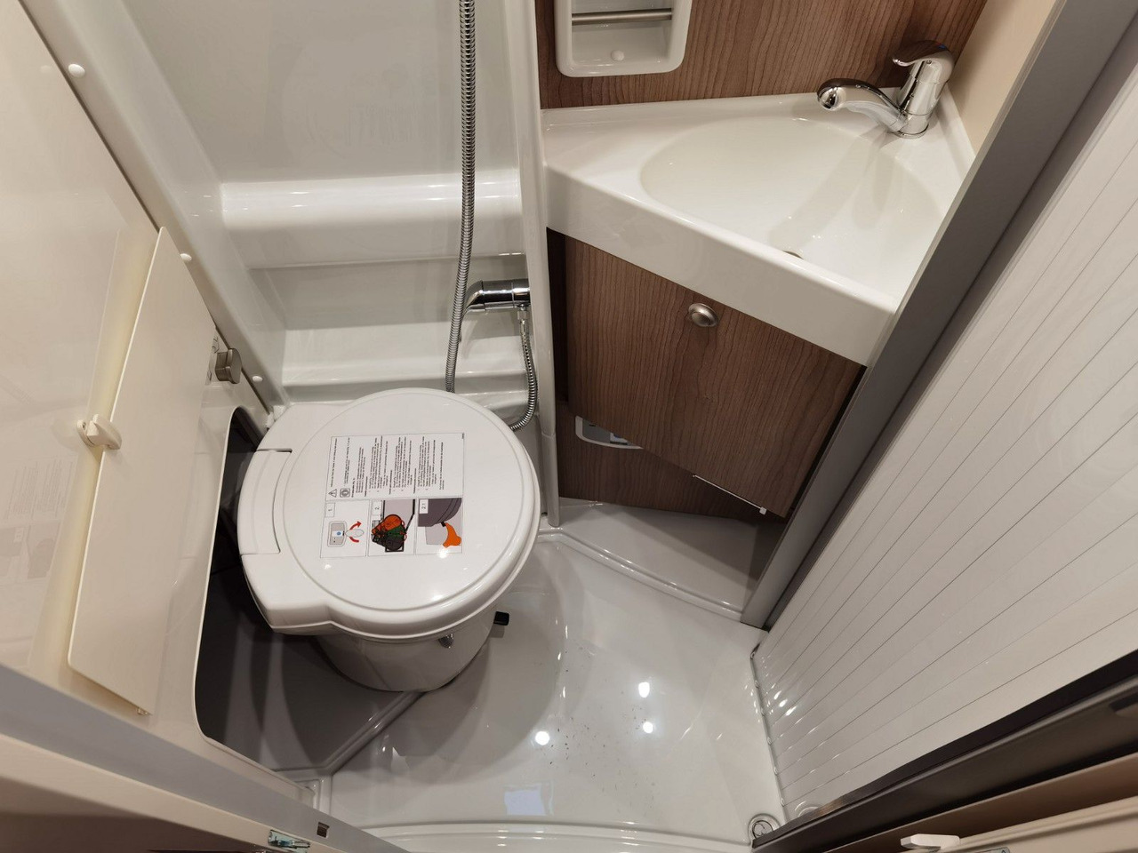 Obytná dodávka Malibu VAN COMFORT GT - 640 LE / NAVIGATION & KEYLESS: obrázek 18 Obytná dodávka Malibu VAN COMFORT GT - 640 LE / NAVIGATION & KEYLESS: obrázek 18