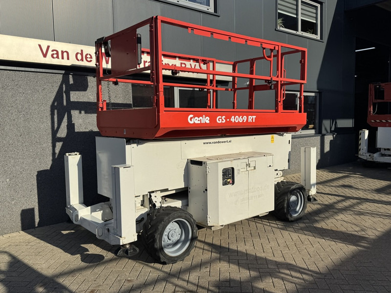 Genie GS 4069 RT Hoogwerker / Arbeitsbuhne 14mtr werkhoogte 4x4 Kubota DIESEL 2013 - Nůžková plošina: obrázek 2 Genie GS 4069 RT Hoogwerker / Arbeitsbuhne 14mtr werkhoogte 4x4 Kubota DIESEL 2013 - Nůžková plošina: obrázek 2