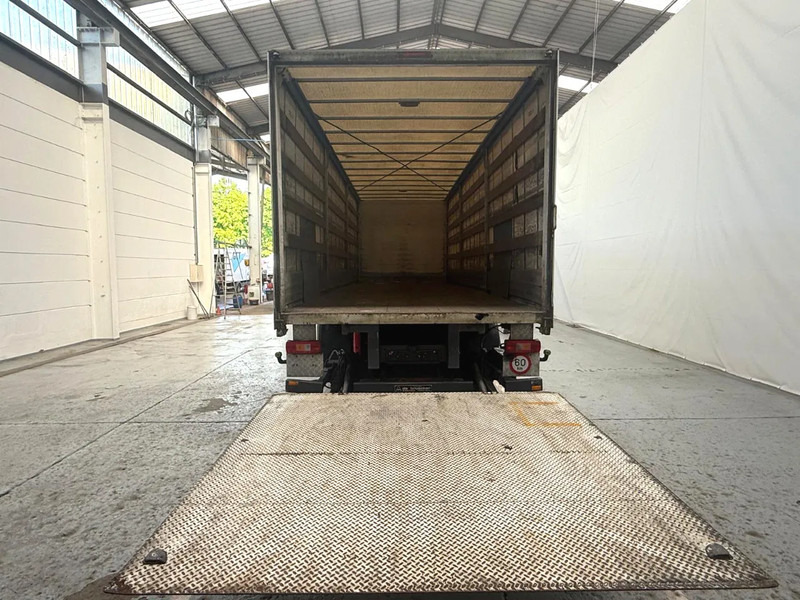 Volvo FM 330 / Essieu relevable et directionnel / Steerable lift axle / Lift as en stuuras - Plachtový nákladní auto: obrázek 5 Volvo FM 330 / Essieu relevable et directionnel / Steerable lift axle / Lift as en stuuras - Plachtový nákladní auto: obrázek 5