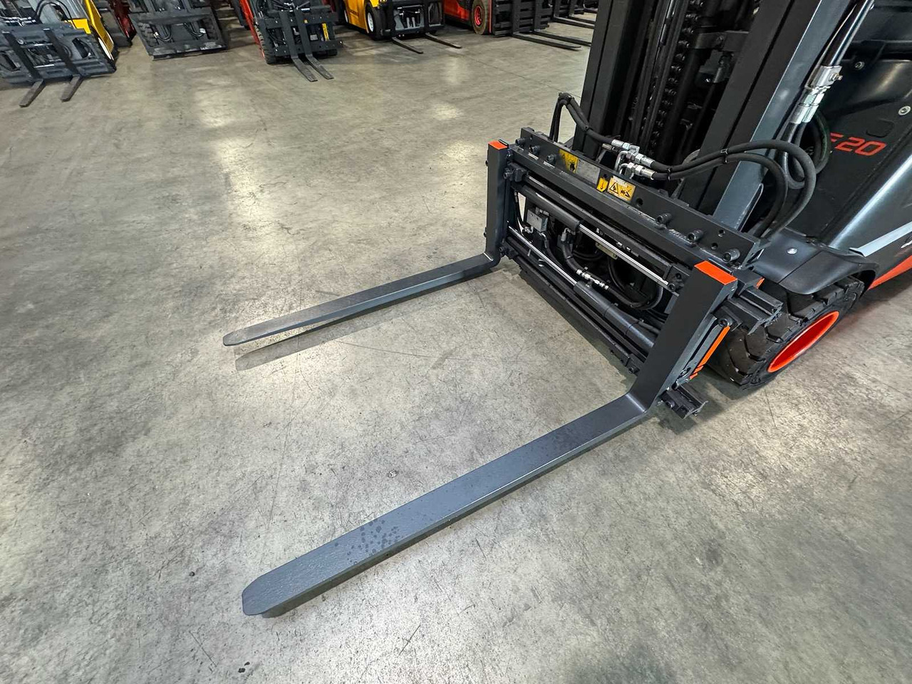 02/2018 SERVICE+UVV 10/2026 LINDE E20L TRIPLEX 3RD+4TH VALVE FORK ADJUSTER ELECTRIC FORKLIFT 7,282 HOURS - Vysokozdvižný vozík: obrázek 5 02/2018 SERVICE+UVV 10/2026 LINDE E20L TRIPLEX 3RD+4TH VALVE FORK ADJUSTER ELECTRIC FORKLIFT 7,282 HOURS - Vysokozdvižný vozík: obrázek 5