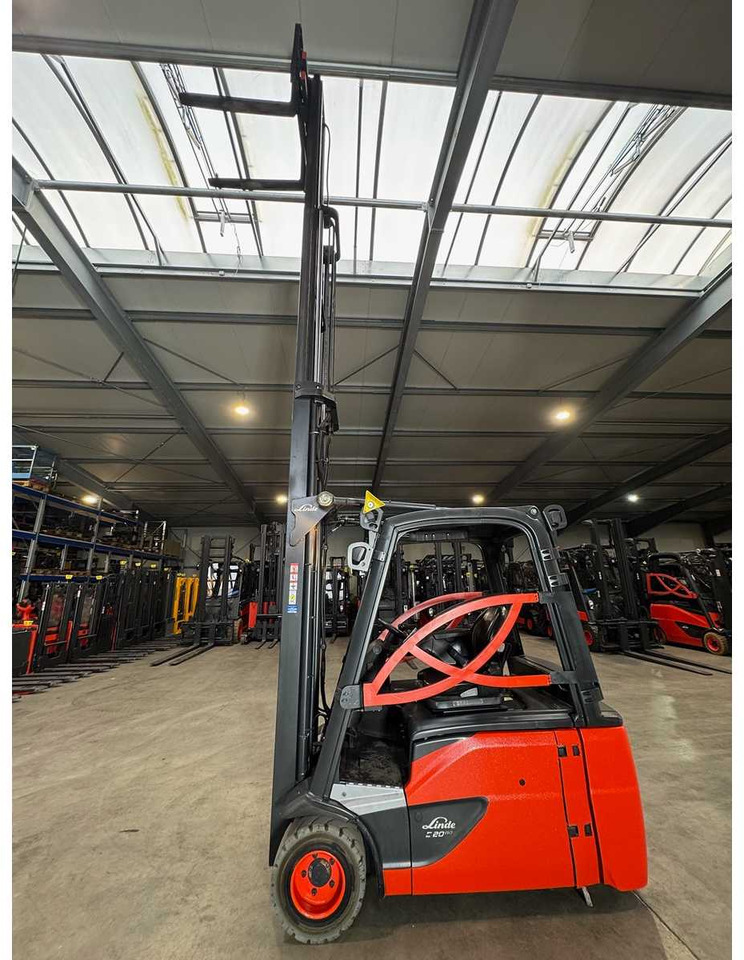 08/2023 SERVICE + UVV 11/2026 LINDE E20L 2.000KG TRIPLEX 680CM ELECTRIC FORKLIFT - Vysokozdvižný vozík: obrázek 3 08/2023 SERVICE + UVV 11/2026 LINDE E20L 2.000KG TRIPLEX 680CM ELECTRIC FORKLIFT - Vysokozdvižný vozík: obrázek 3