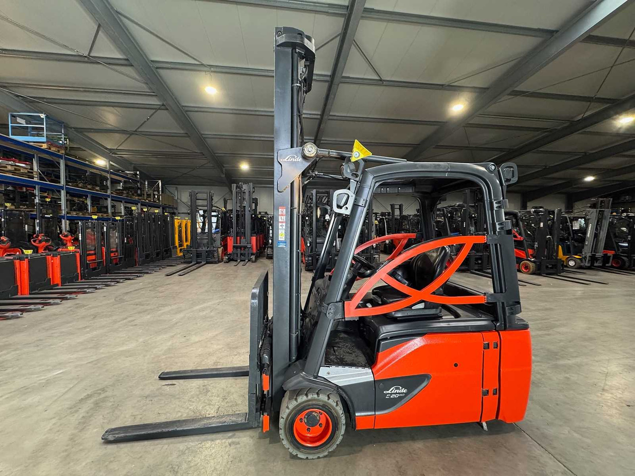 08/2023 SERVICE + UVV 11/2026 LINDE E20L 2.000KG TRIPLEX 680CM ELECTRIC FORKLIFT - Vysokozdvižný vozík: obrázek 2 08/2023 SERVICE + UVV 11/2026 LINDE E20L 2.000KG TRIPLEX 680CM ELECTRIC FORKLIFT - Vysokozdvižný vozík: obrázek 2