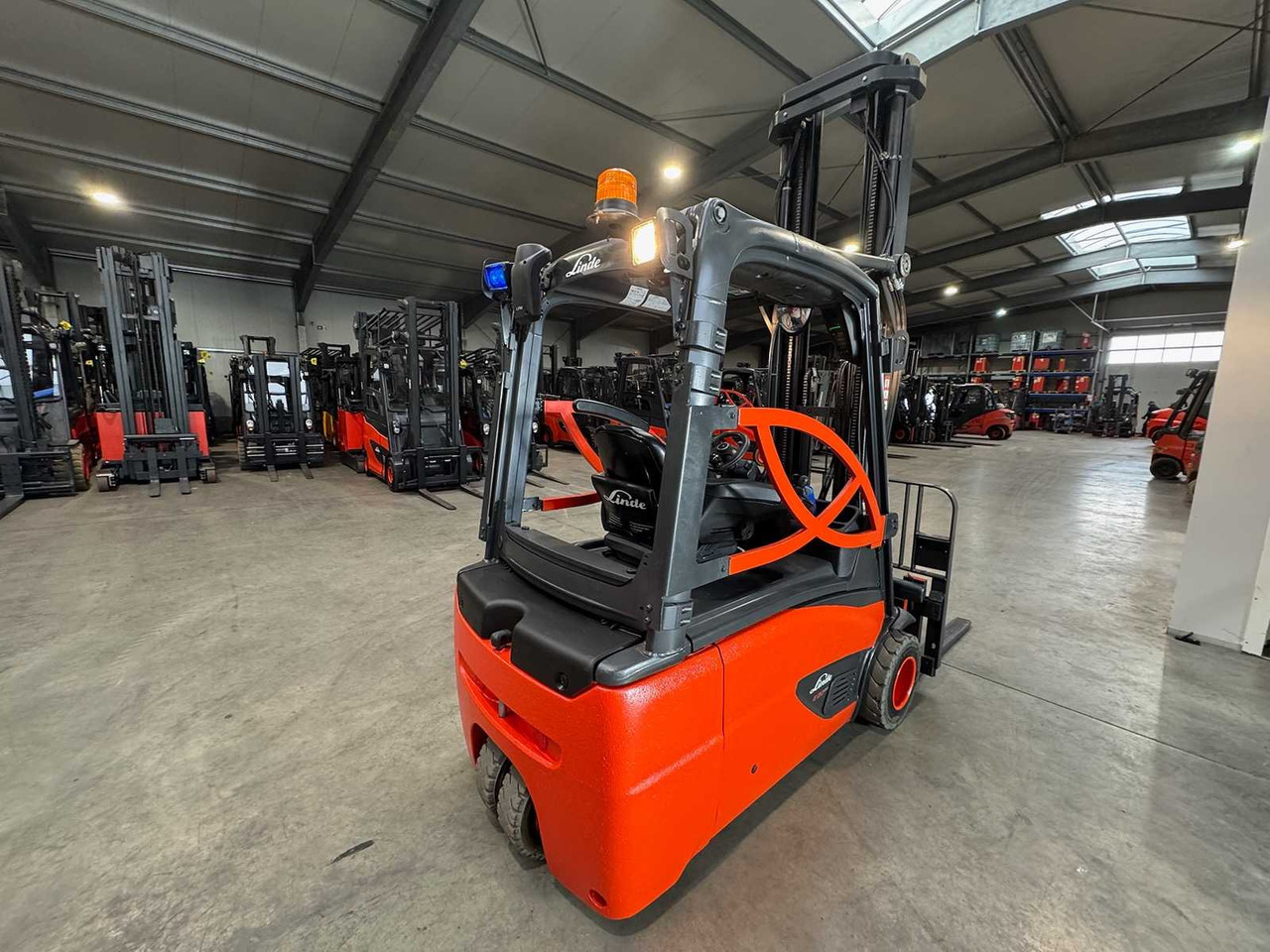 08/2023 SERVICE + UVV 11/2026 LINDE E20L 2.000KG TRIPLEX 680CM ELECTRIC FORKLIFT - Vysokozdvižný vozík: obrázek 5 08/2023 SERVICE + UVV 11/2026 LINDE E20L 2.000KG TRIPLEX 680CM ELECTRIC FORKLIFT - Vysokozdvižný vozík: obrázek 5