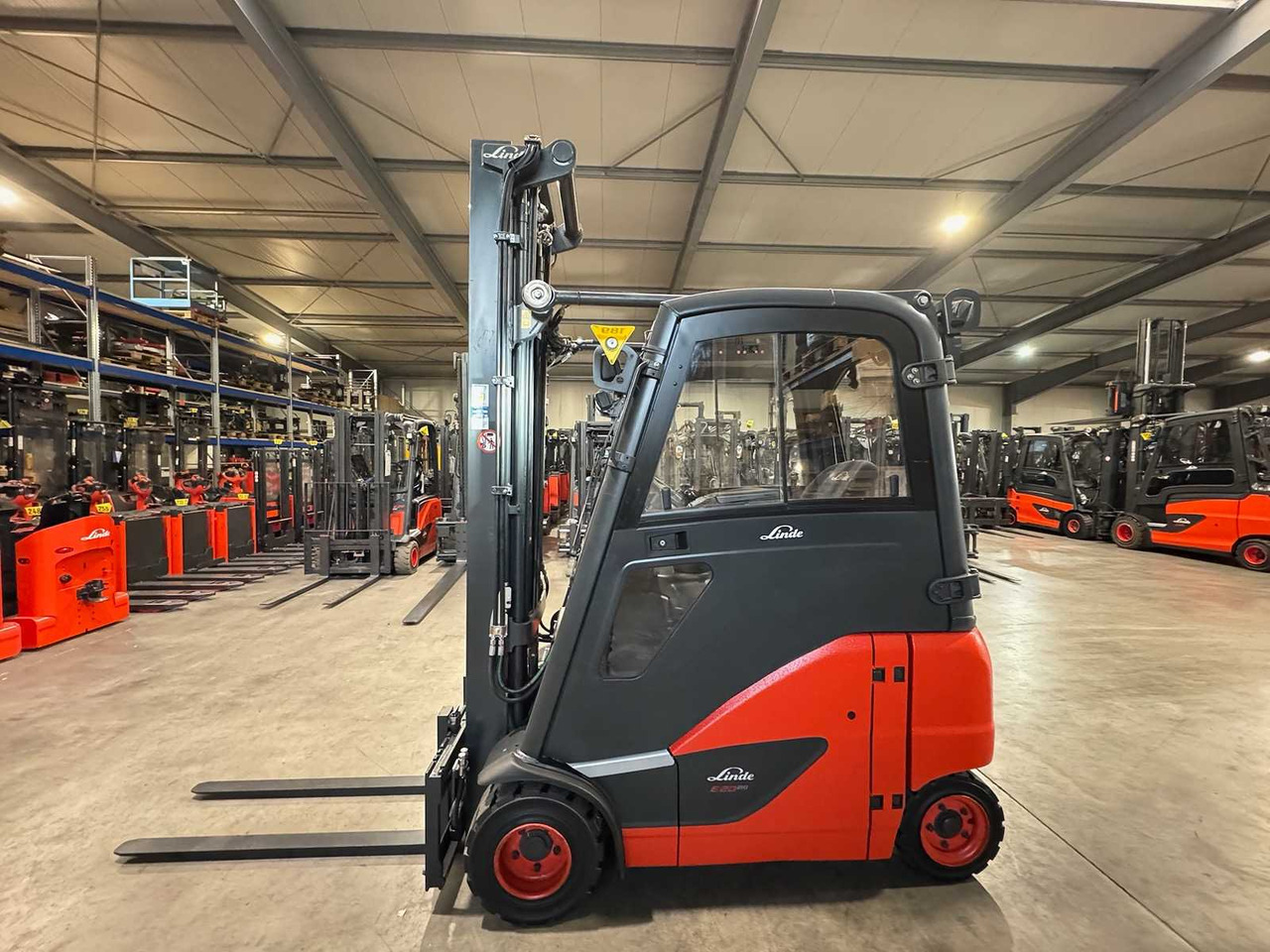 18/2023 SERVICE + UVV 10/2026 LINDE E20PH-02 2.000KG 3.+4. VALVE ELECTRIC FORKLIFT 3.988 HOURS TIRES NEW - Vysokozdvižný vozík: obrázek 2 18/2023 SERVICE + UVV 10/2026 LINDE E20PH-02 2.000KG 3.+4. VALVE ELECTRIC FORKLIFT 3.988 HOURS TIRES NEW - Vysokozdvižný vozík: obrázek 2