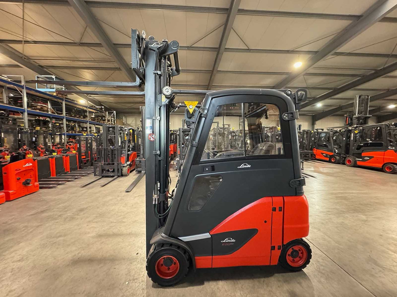 18/2023 SERVICE + UVV 10/2026 LINDE E20PH-02 2.000KG 3.+4. VALVE ELECTRIC FORKLIFT 3.988 HOURS TIRES NEW - Vysokozdvižný vozík: obrázek 1 18/2023 SERVICE + UVV 10/2026 LINDE E20PH-02 2.000KG 3.+4. VALVE ELECTRIC FORKLIFT 3.988 HOURS TIRES NEW - Vysokozdvižný vozík: obrázek 1