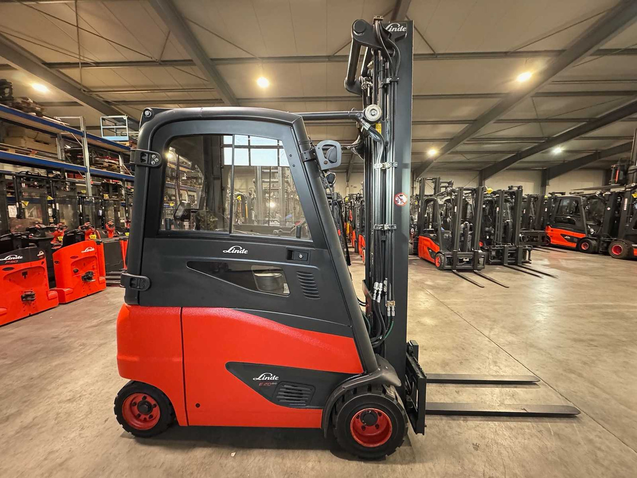18/2023 SERVICE + UVV 10/2026 LINDE E20PH-02 2.000KG 3.+4. VALVE ELECTRIC FORKLIFT 3.988 HOURS TIRES NEW - Vysokozdvižný vozík: obrázek 5 18/2023 SERVICE + UVV 10/2026 LINDE E20PH-02 2.000KG 3.+4. VALVE ELECTRIC FORKLIFT 3.988 HOURS TIRES NEW - Vysokozdvižný vozík: obrázek 5