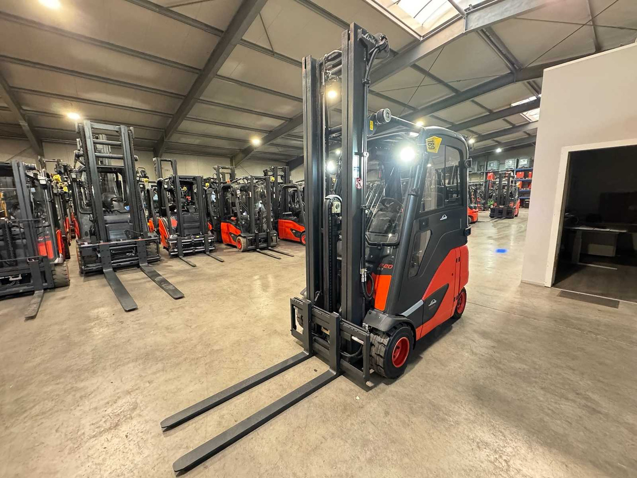 18/2023 SERVICE + UVV 10/2026 LINDE E20PH-02 2.000KG 3.+4. VALVE ELECTRIC FORKLIFT 3.988 HOURS TIRES NEW - Vysokozdvižný vozík: obrázek 3 18/2023 SERVICE + UVV 10/2026 LINDE E20PH-02 2.000KG 3.+4. VALVE ELECTRIC FORKLIFT 3.988 HOURS TIRES NEW - Vysokozdvižný vozík: obrázek 3