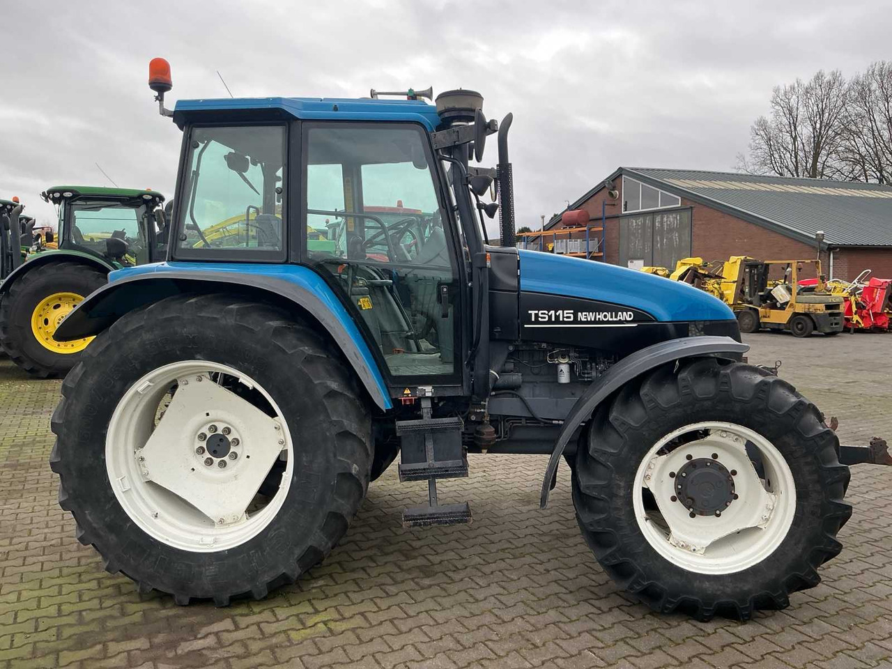 1998 NEW HOLLAND TS115 ALL-WHEEL DRIVE FARM TRACTOR - Traktor: obrázek 3 1998 NEW HOLLAND TS115 ALL-WHEEL DRIVE FARM TRACTOR - Traktor: obrázek 3