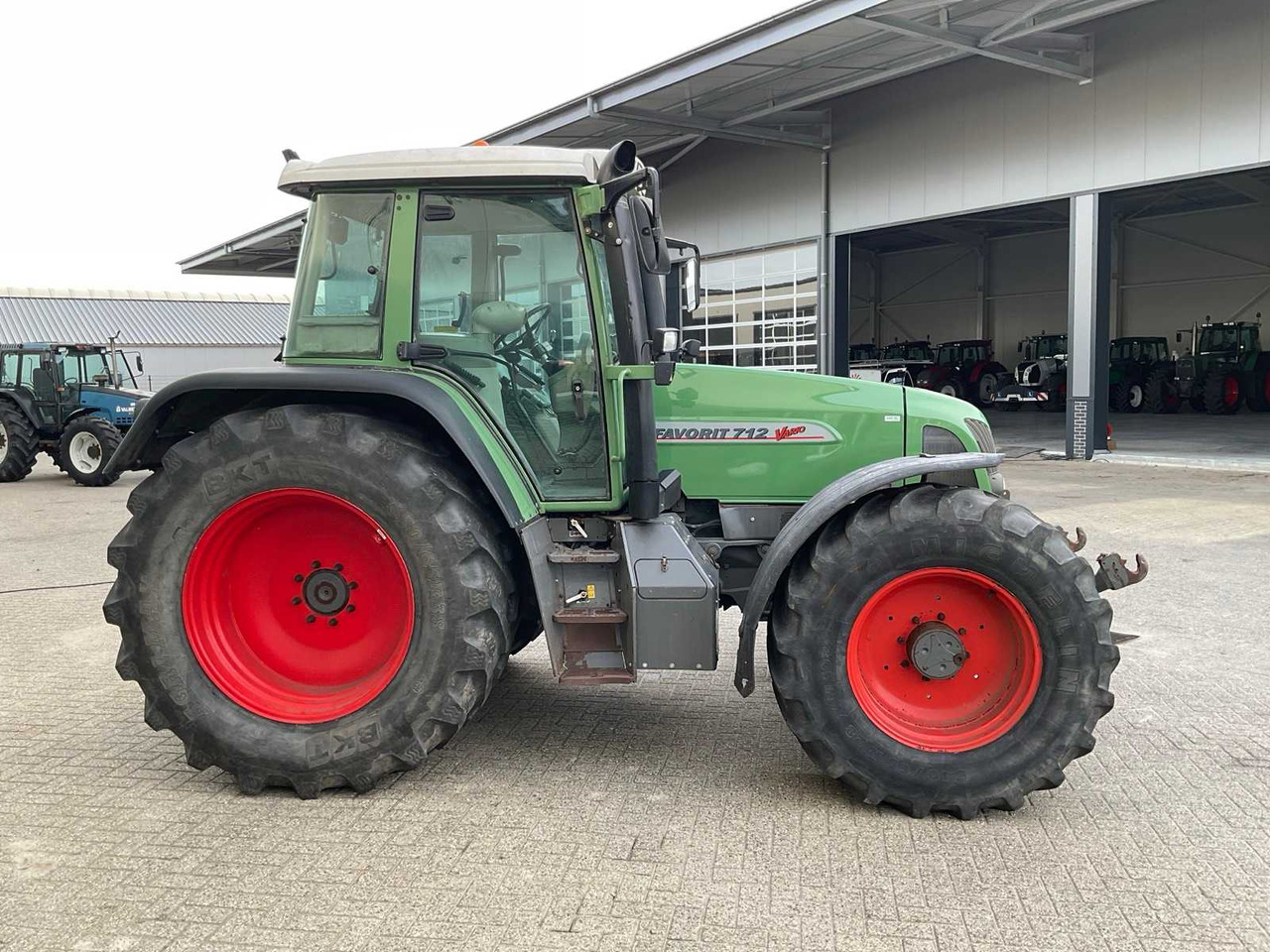 2000 FENDT VARIO 712 ALL-WHEEL DRIVE FARM TRACTOR - Traktor: obrázek 5 2000 FENDT VARIO 712 ALL-WHEEL DRIVE FARM TRACTOR - Traktor: obrázek 5