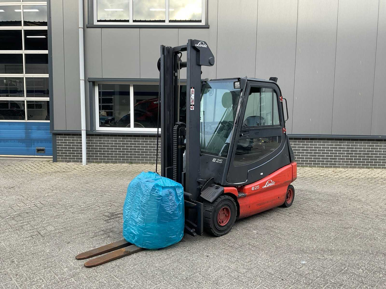 2004 LINDE E25-02 FORKLIFT - Vysokozdvižný vozík: obrázek 1 2004 LINDE E25-02 FORKLIFT - Vysokozdvižný vozík: obrázek 1