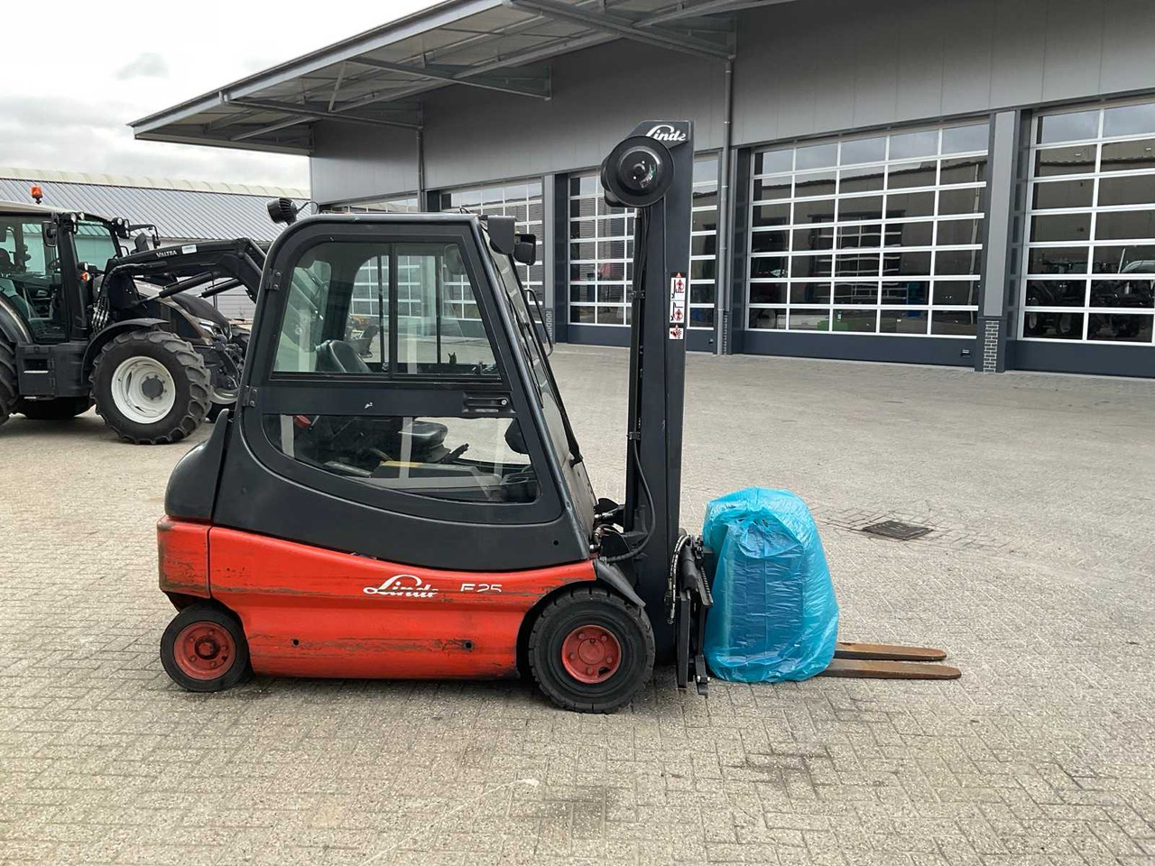 2004 LINDE E25-02 FORKLIFT - Vysokozdvižný vozík: obrázek 4 2004 LINDE E25-02 FORKLIFT - Vysokozdvižný vozík: obrázek 4