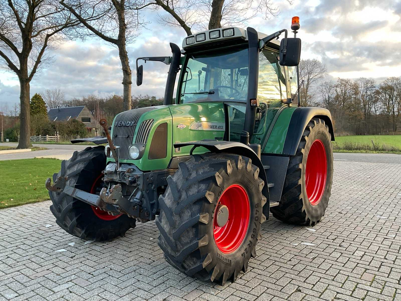 2005 FENDT FARMER 412 VARIO ALL-WHEEL DRIVE FARM TRACTOR - Traktor: obrázek 1 2005 FENDT FARMER 412 VARIO ALL-WHEEL DRIVE FARM TRACTOR - Traktor: obrázek 1
