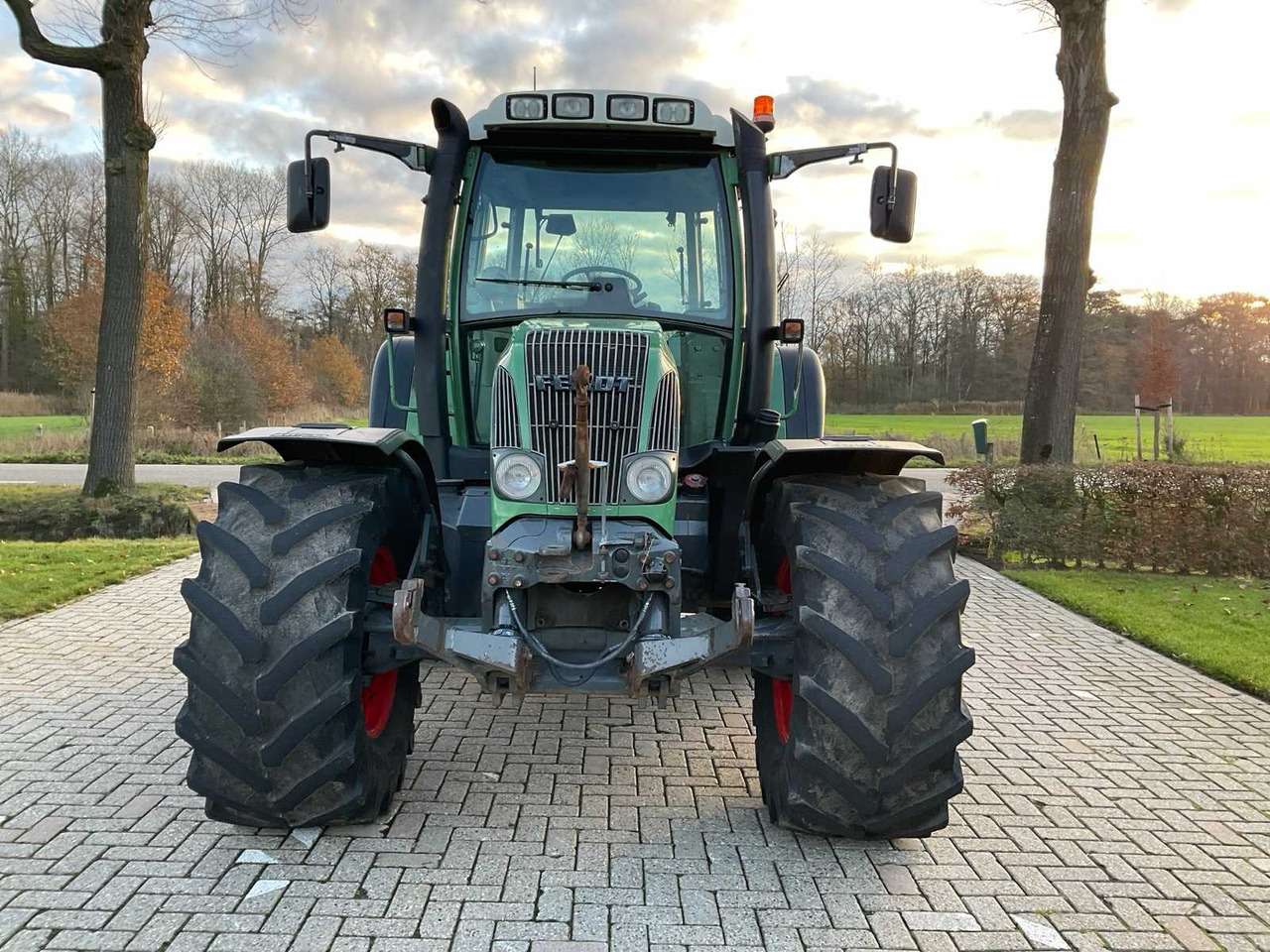 2005 FENDT FARMER 412 VARIO ALL-WHEEL DRIVE FARM TRACTOR - Traktor: obrázek 2 2005 FENDT FARMER 412 VARIO ALL-WHEEL DRIVE FARM TRACTOR - Traktor: obrázek 2