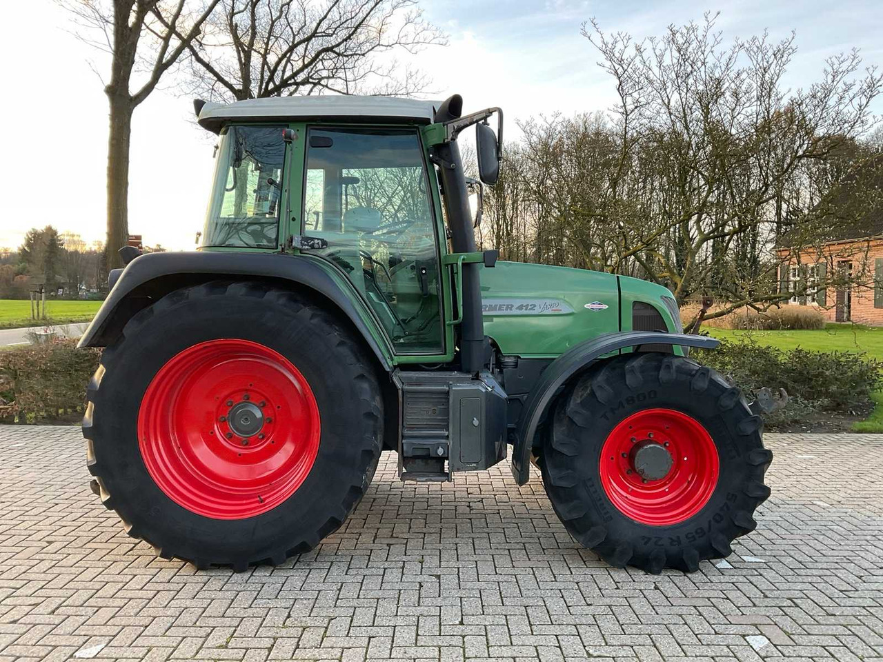 2005 FENDT FARMER 412 VARIO ALL-WHEEL DRIVE FARM TRACTOR - Traktor: obrázek 4 2005 FENDT FARMER 412 VARIO ALL-WHEEL DRIVE FARM TRACTOR - Traktor: obrázek 4