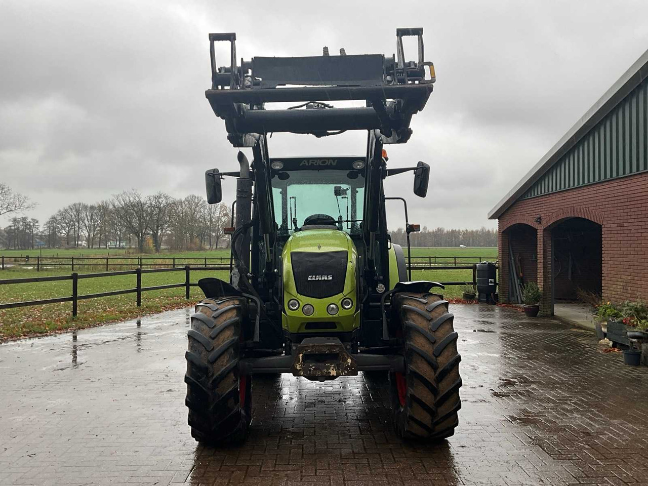 2011 CLAAS ARION 420 FOUR-WHEEL DRIVE FARM TRACTOR WITH FRONT LOADER - Traktor: obrázek 3 2011 CLAAS ARION 420 FOUR-WHEEL DRIVE FARM TRACTOR WITH FRONT LOADER - Traktor: obrázek 3