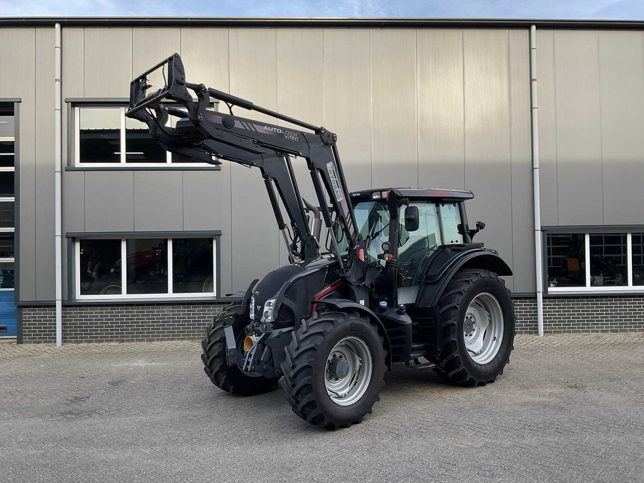2014 VALTRA N123 HITECH5 FOUR WHEEL DRIVE FARM TRACTOR - Traktor: obrázek 1 2014 VALTRA N123 HITECH5 FOUR WHEEL DRIVE FARM TRACTOR - Traktor: obrázek 1