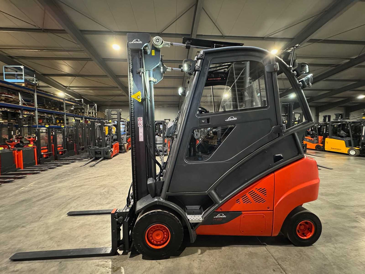2015 LINDE H25D-02 2.500KG 3.+4TH VALVE FORK ADJUSTER DIESEL FORKLIFT FORKLIFT 10.925 HOURS. - Vysokozdvižný vozík: obrázek 1 2015 LINDE H25D-02 2.500KG 3.+4TH VALVE FORK ADJUSTER DIESEL FORKLIFT FORKLIFT 10.925 HOURS. - Vysokozdvižný vozík: obrázek 1