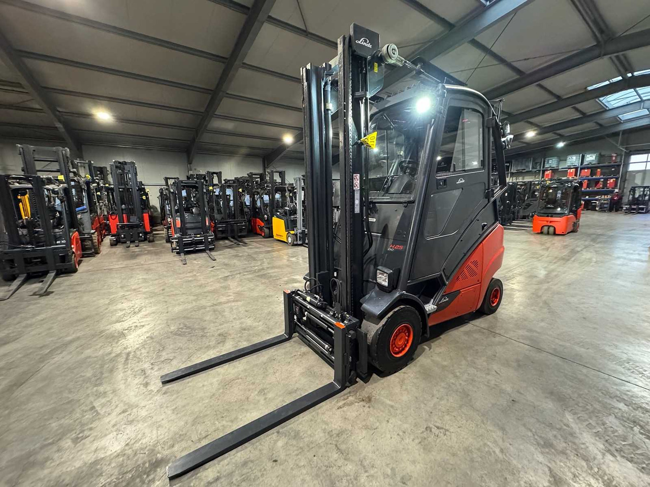 2015 LINDE H25D-02 2.500KG 3.+4TH VALVE FORK ADJUSTER DIESEL FORKLIFT FORKLIFT 10.925 HOURS. - Vysokozdvižný vozík: obrázek 2 2015 LINDE H25D-02 2.500KG 3.+4TH VALVE FORK ADJUSTER DIESEL FORKLIFT FORKLIFT 10.925 HOURS. - Vysokozdvižný vozík: obrázek 2