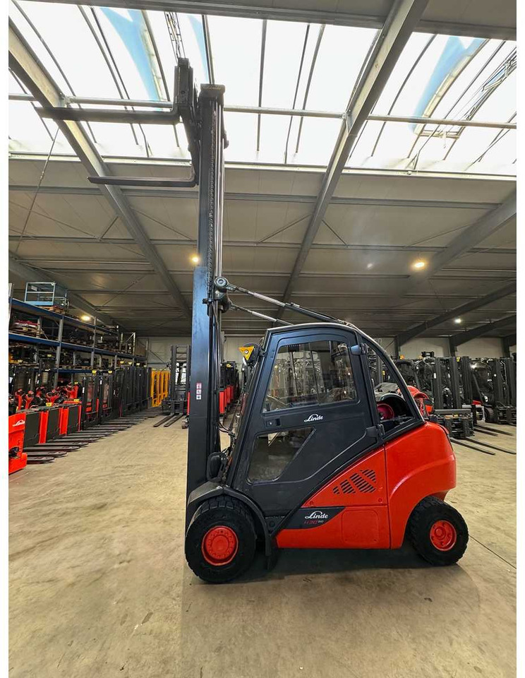 2016 LINDE H30T 3.000KG 3.+4TH VALVE FORK ADJUSTER GAS FORKLIFT FORKLIFT - Vysokozdvižný vozík: obrázek 3 2016 LINDE H30T 3.000KG 3.+4TH VALVE FORK ADJUSTER GAS FORKLIFT FORKLIFT - Vysokozdvižný vozík: obrázek 3